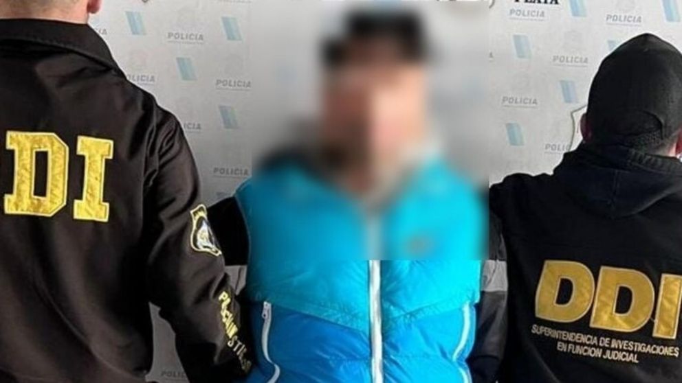 Este es el sospechoso que fue aprehendido por los investigadores policiales.