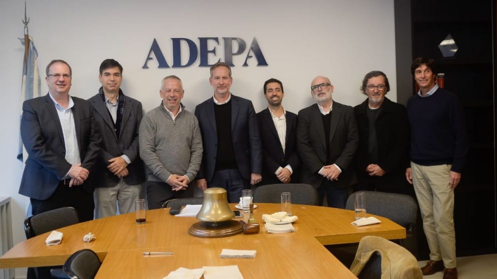 Andrés D’ Alessandro, director ejecutivo de Adepa; Daniel Dessein, presidente de la Comisión de Libertad de Prensa de Adepa; Martín Etchevers, presidente de Adepa; Eugenio Sosa Mendoza, presidente de ATA; Tomás Vío, presidente de la Comisión de Desarrollo