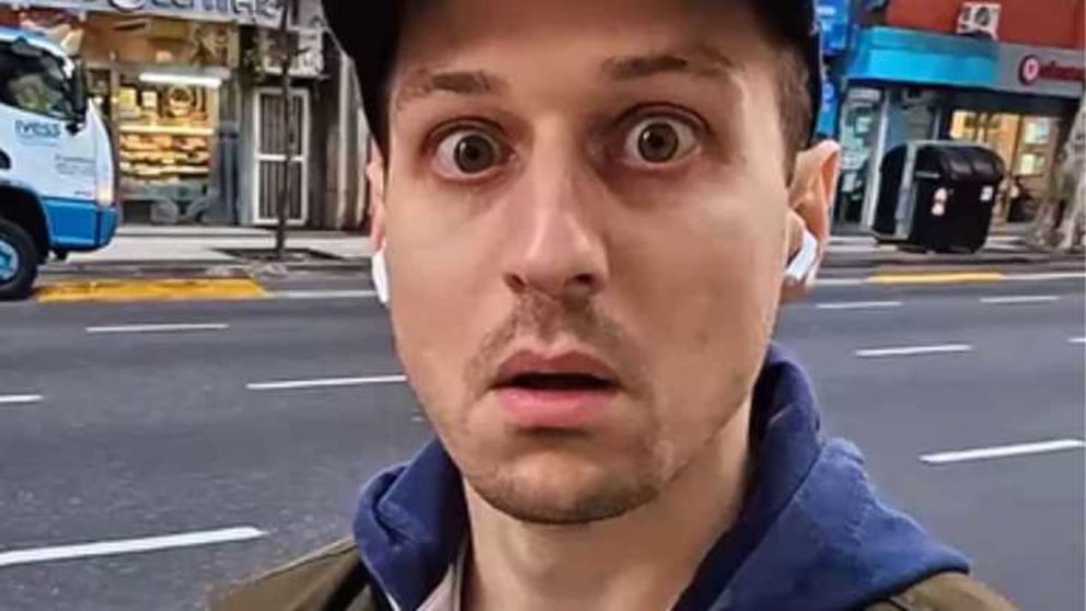 "Es salvaje": un influencer extranjero malinterpret� el gesto argentino para parar el colectivo