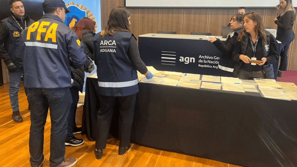 La Policía recuperó más de 200 documentos históricos datados entre los siglos XVIII y XIX