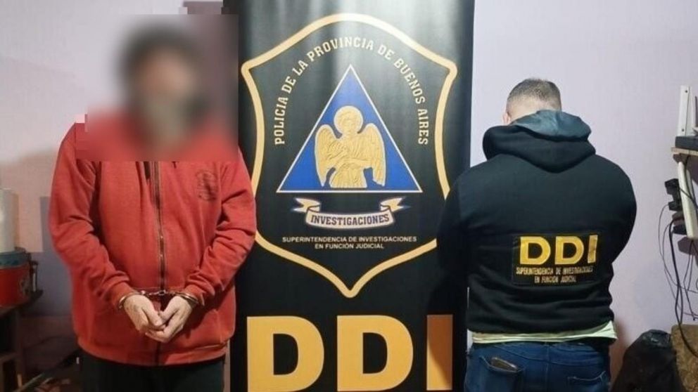 Este es uno de los sujetos que resultó aprehendido por los investigadores policiales.