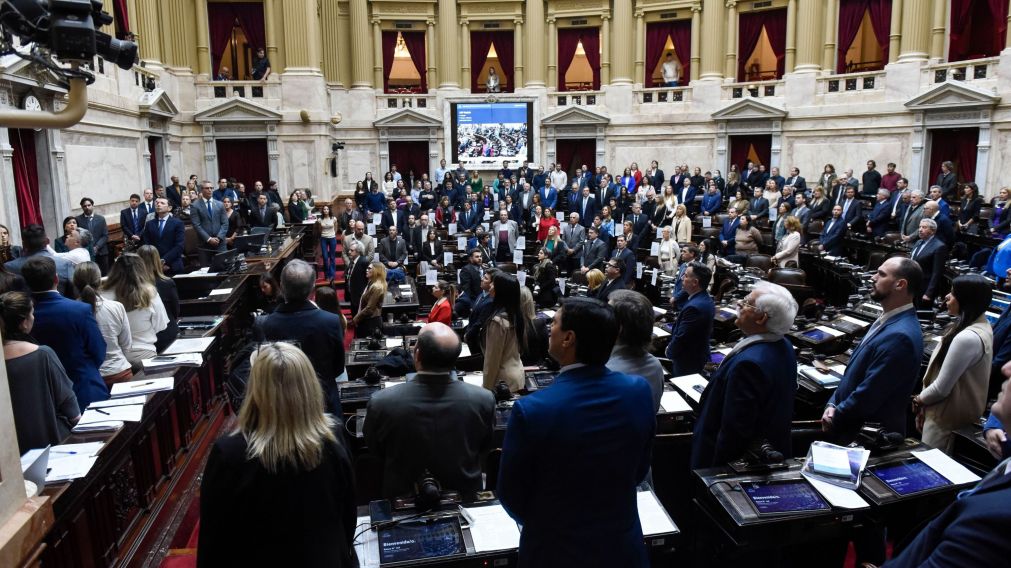 Diputados votan en intenso debate.