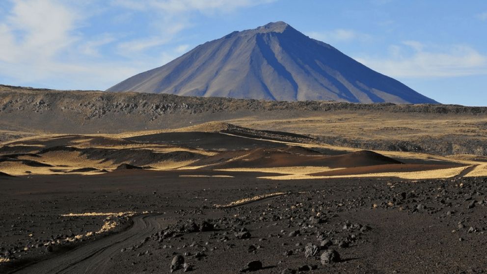 Ni el Lanín ni el Tupungato: el volcán de arena negra que guarda uno de los paisajes más maravillosos de Argentina