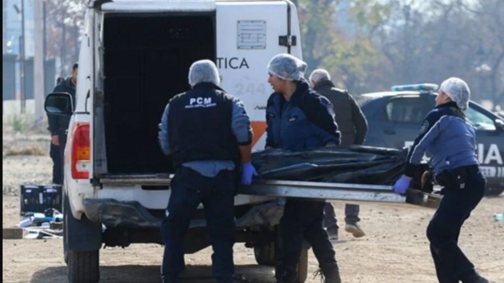 Personal de Policía Científica retiró el cuerpo del hombre muerto a puñaladas en Maipú