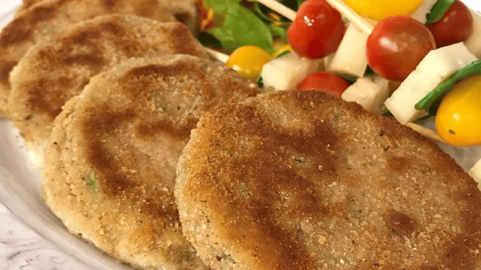 Milanesas de zapallitos, una opción práctica y versátil que se adapta a cualquier comida del día, con un resultado que sorprende por su sabor y simpleza.
