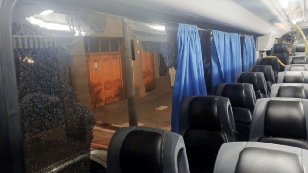 Los vidrios rotos de la ventana apedreada (Foto Diario Norte).