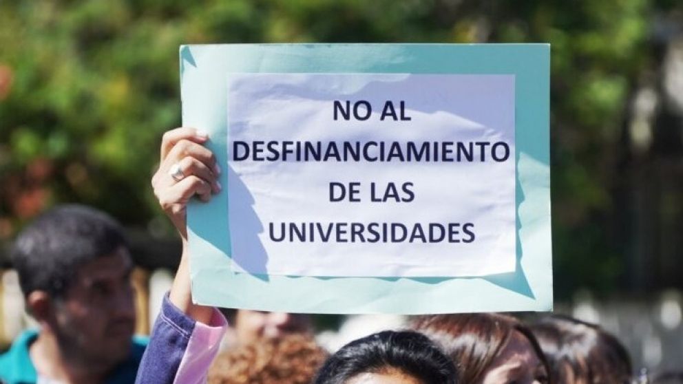 EN 2024 HUBO MARCHAS EN DEFENSA DEL PRESUPUESTO UNIVERSITARIO.
