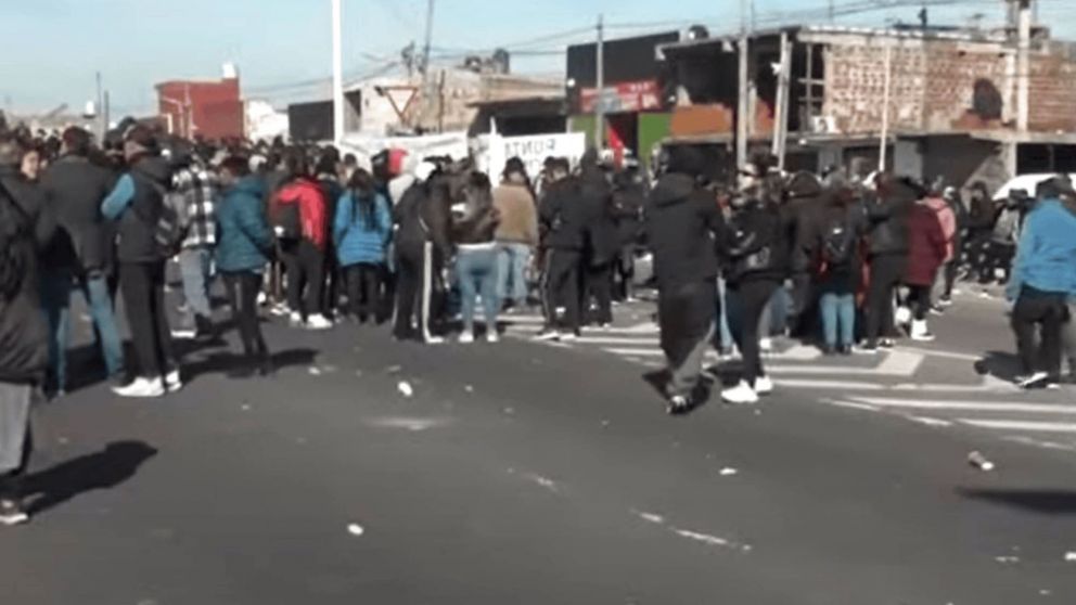 Puesteros de La Salada cortaron Puente La Noria y hubo incidentes con la Policía