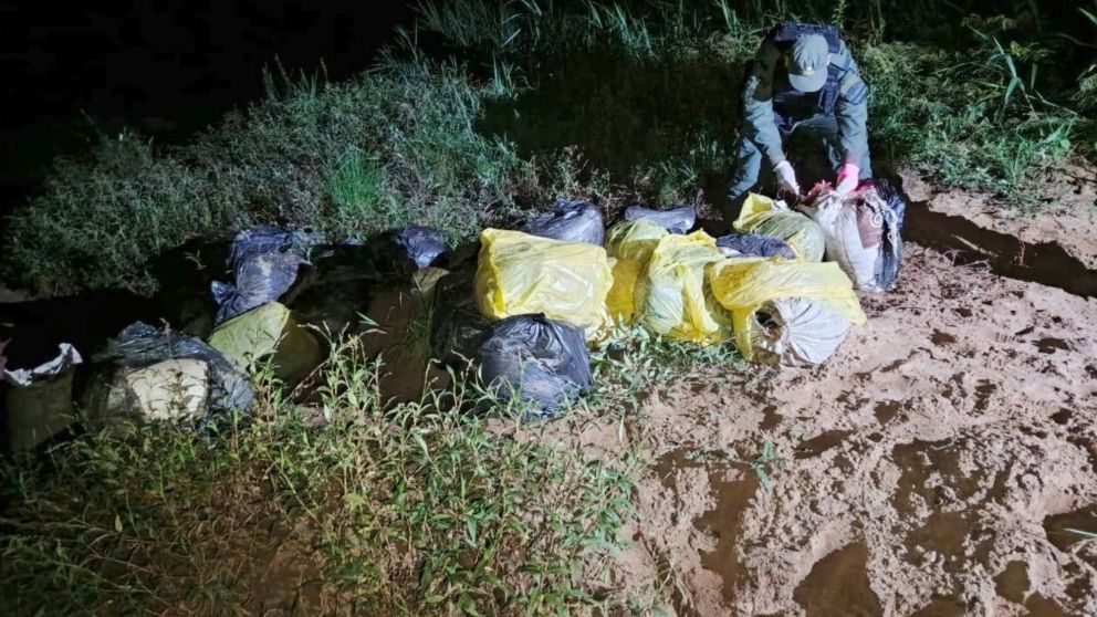 Tras seguir huellas de autos y personas encontraron mil kilos de marihuana