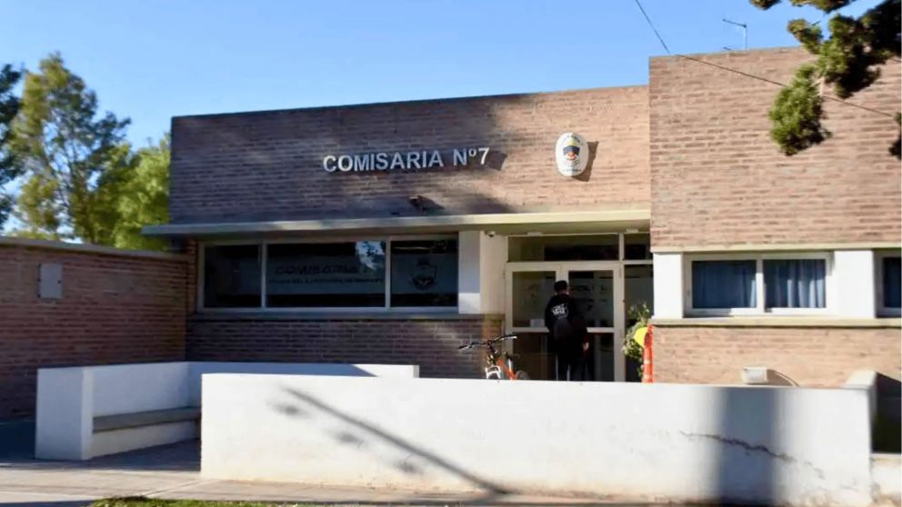 Comisaría de Plottier, donde la mujer hizo la denuncia tras lograr escapar del secuestro (Imagen archivo).