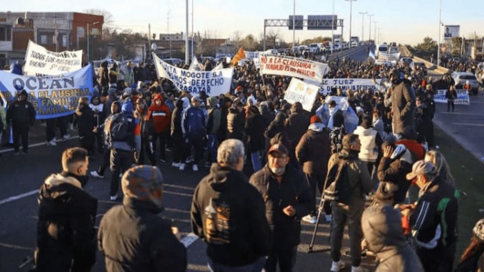 Protesta de feriantes de La Salada en Puente La Noria (X/@AleGramajo).