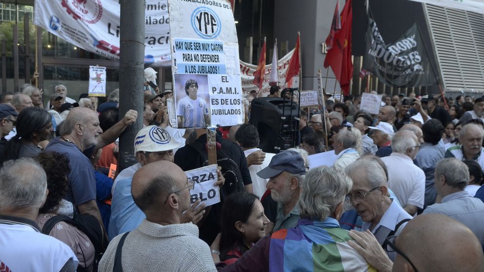 Agrupaciones de jubilados se concentran todos los miércoles frente a la sede del Congreso.