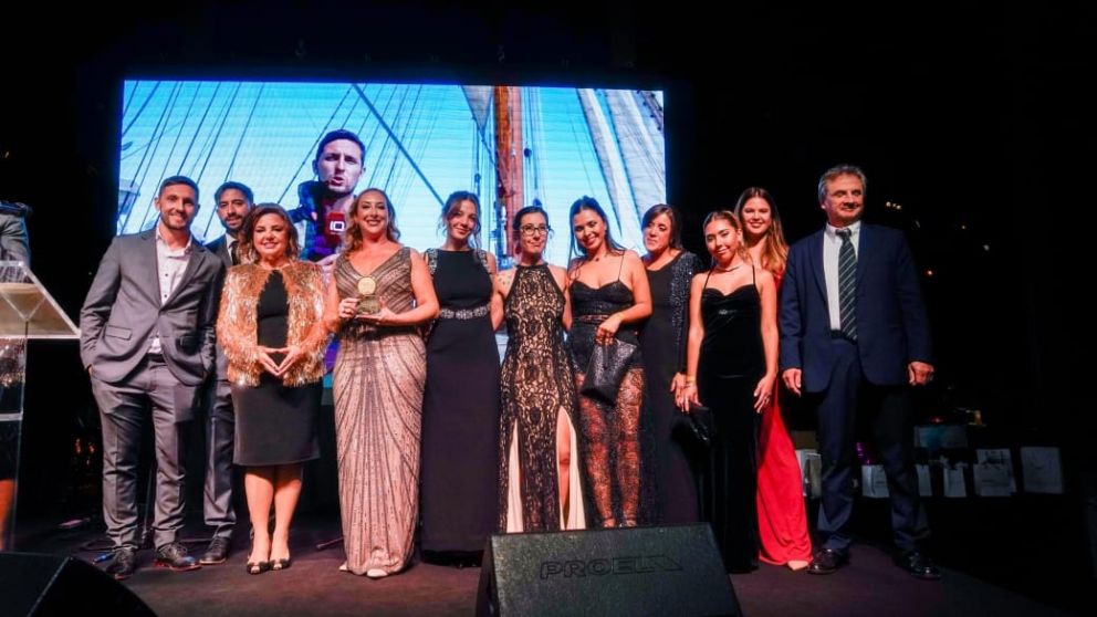 CON EL PREMIO DON MANUEL �LVAREZ ARG�ELLES
En el escenario, los periodistas Alejandro Almiron y Ricardo Juan; Dra Claudia �lvarez Arg�elles, Presidente y CEO de �lvarez Arg�elles Hoteles; Maria Eugenia Perales, Gerente de Gesti�n Ejecutiva Canal Diez Mar 
