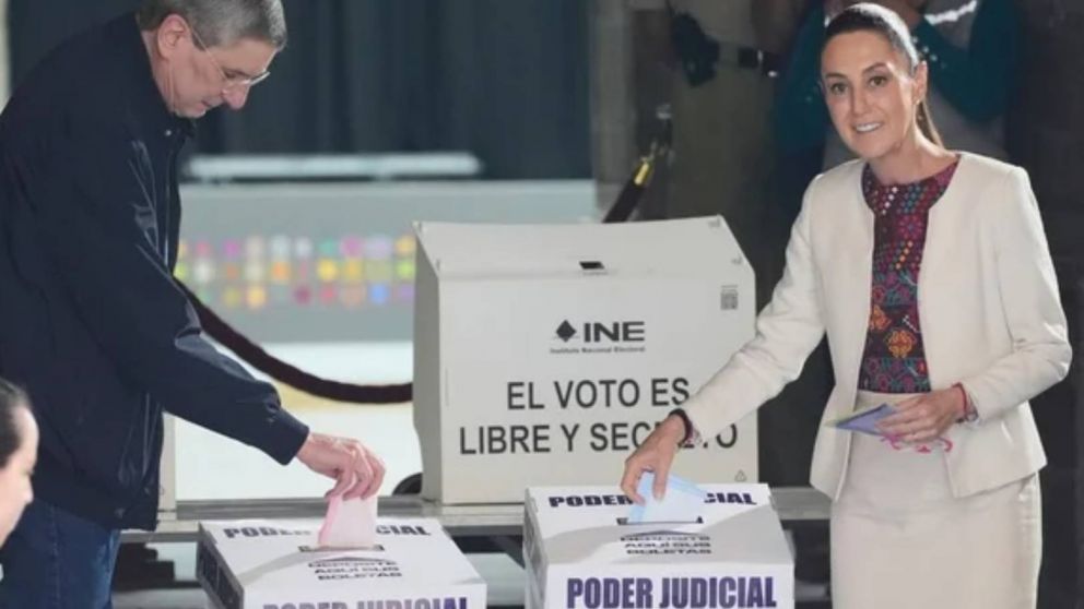 La presidenta de México, Claudia Sheinbaum, ya votó en las elecciones para elegir jueces (Foto redes).