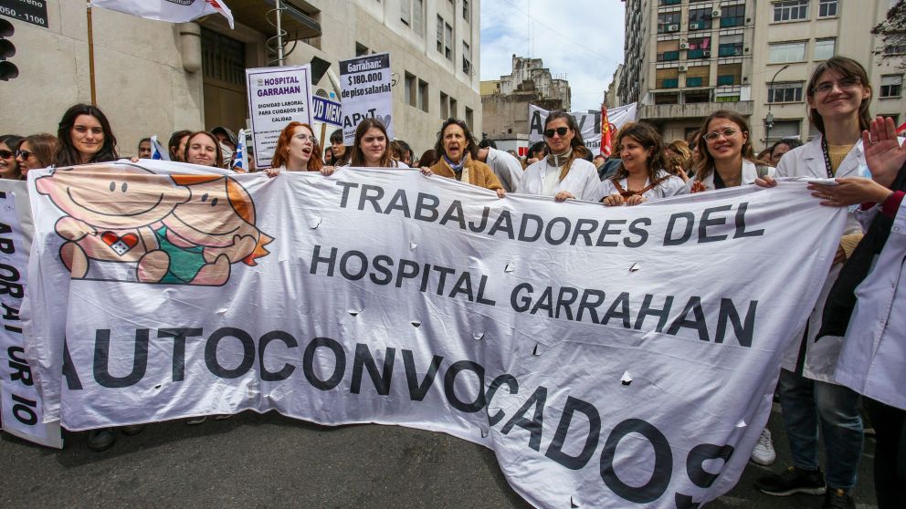 La Asociación de Profesionales y Tecnicos del Hospital Garrahan (APyT) realizó un paro con movilización al Ministerio de Salud Nacional (NA).