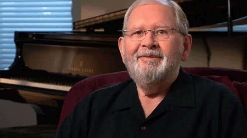 Murió Alf Clausen histórico compositor de la música de Los Simpsons y Alf