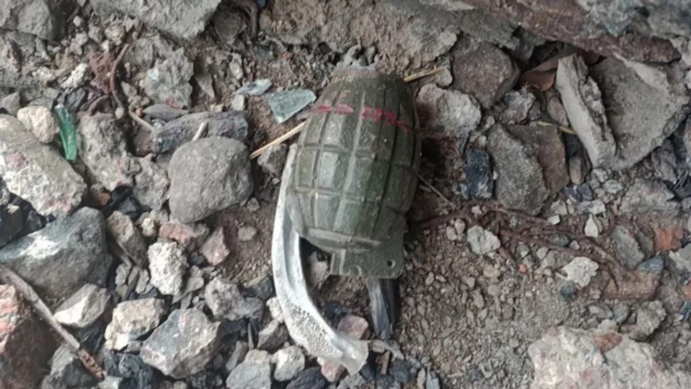 Un escuadrón antibombas de la Policía se hizo presente para descartar que el objeto tenga explosivo.