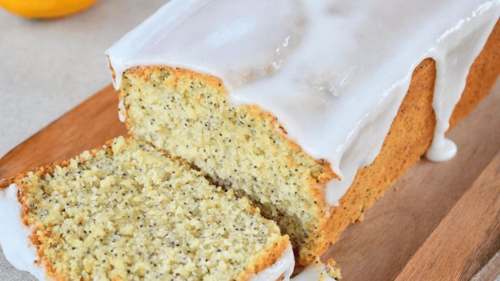 De sabor cítrico y refrescante, este budín se luce a la hora del desayuno o la merienda.