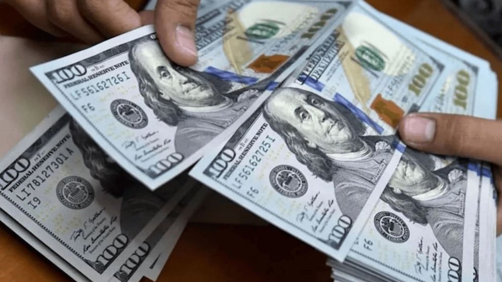 Dólar hoy: el blue bajó $10 y el oficial subió $5