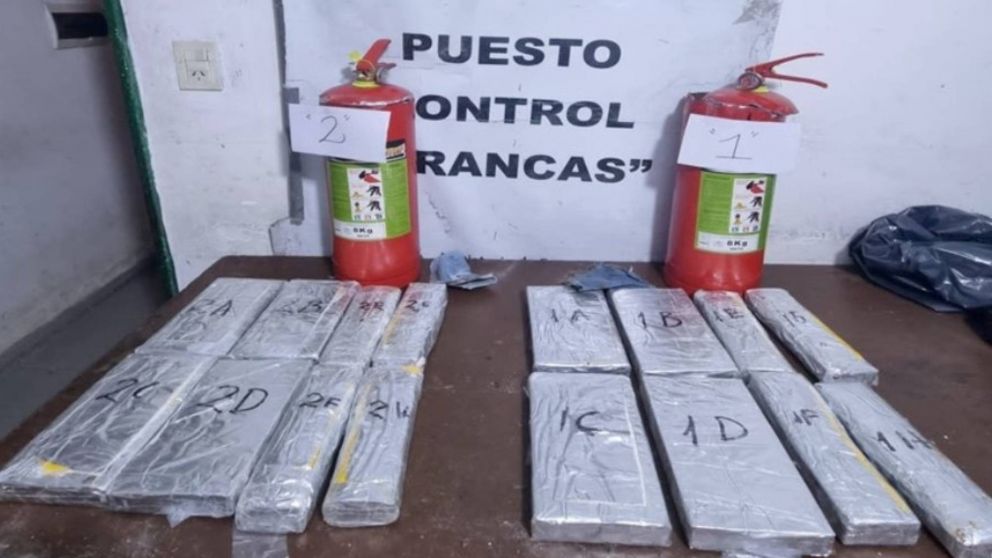 Viajaba en micro con dos matafuegos cargados con casi 13 kilos de cocaína