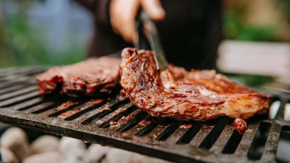 El truco para ablandar cualquier corte de carne a la parrilla para que quede sabroso y como una "manteca".