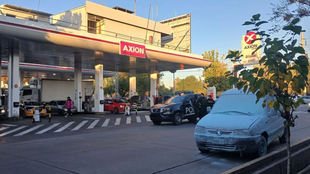 Camioneta siniestrada en estación de servicios GNC en Mendoza