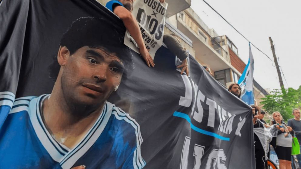 Piden juzgar al tribunal del juicio por la muerte de Maradona.