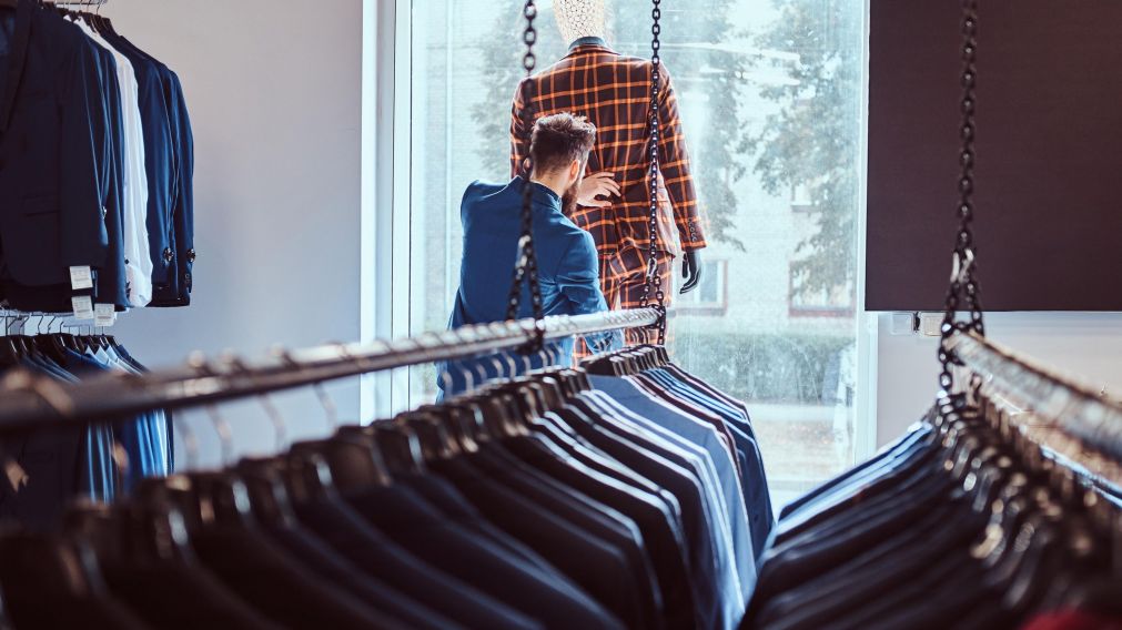 El gancho detrás de la camisa sirve para colgarla. (Foto: Freepik)
