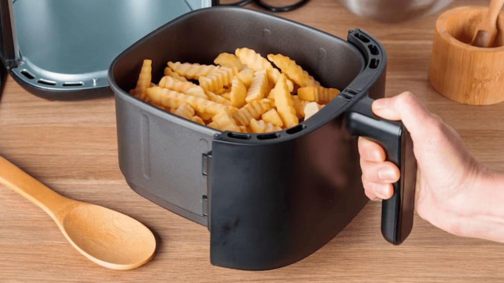 Los cinco lugares donde nunca se debe conectar una freidora de aire en la cocina.