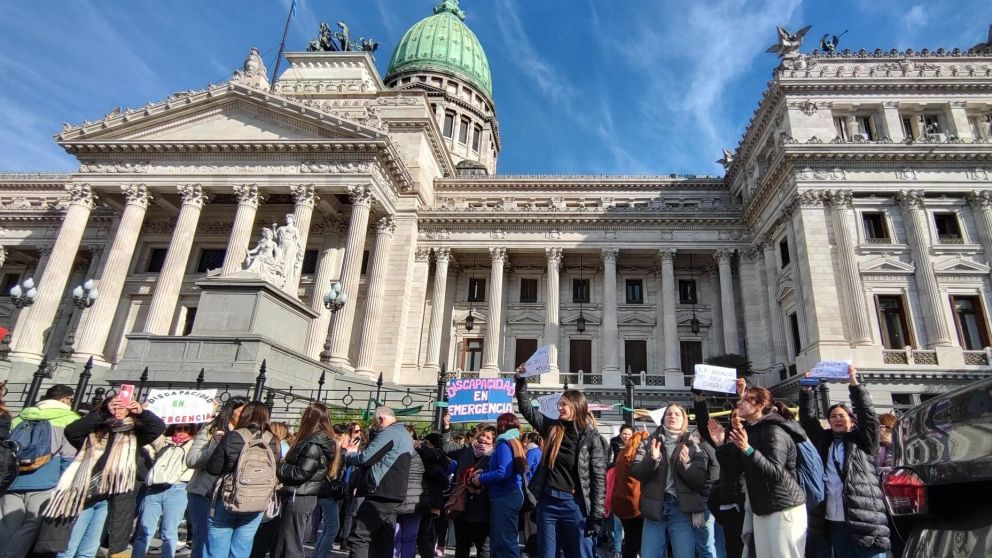 Protesta frente al Congreso para exigir la aprobaci�n de la Ley de Emergencia en Discapacidad (Foto redes).