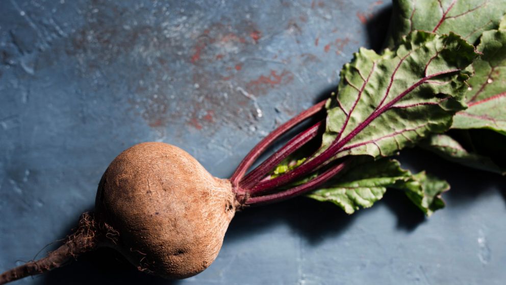 Las hojas de remolacha son un verdadero tesoro: 5 recetas para aprovechar este vegetal que suele terminar en la basura (Freepik).
