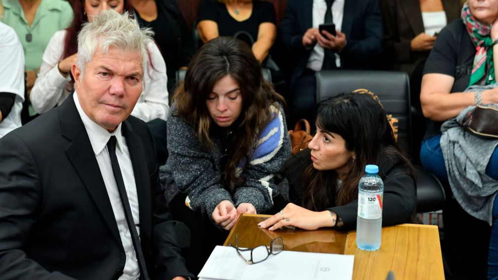 Fernando Burlando junto a Dalma y Gianinna Maradona (NA).