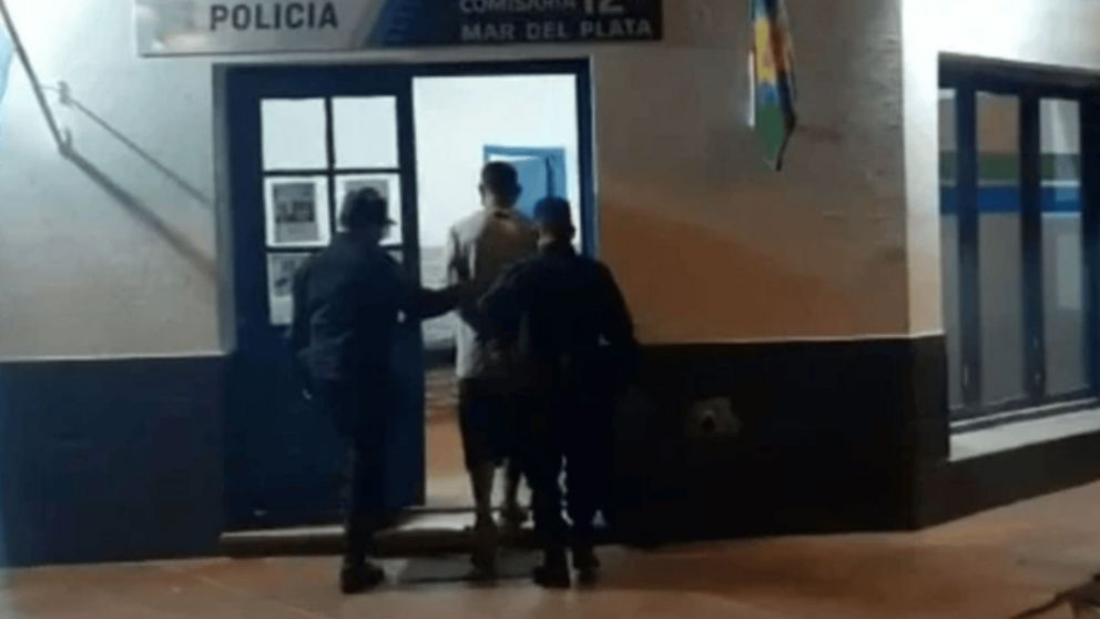 El acusado llegó detenido al juicio en el que fue juzgado.