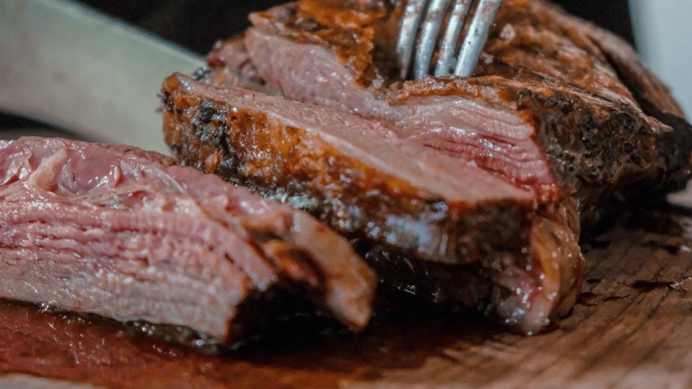 El truco definitivo para ablandar la carne antes de tirarla a la parrilla y que quede siempre tierna