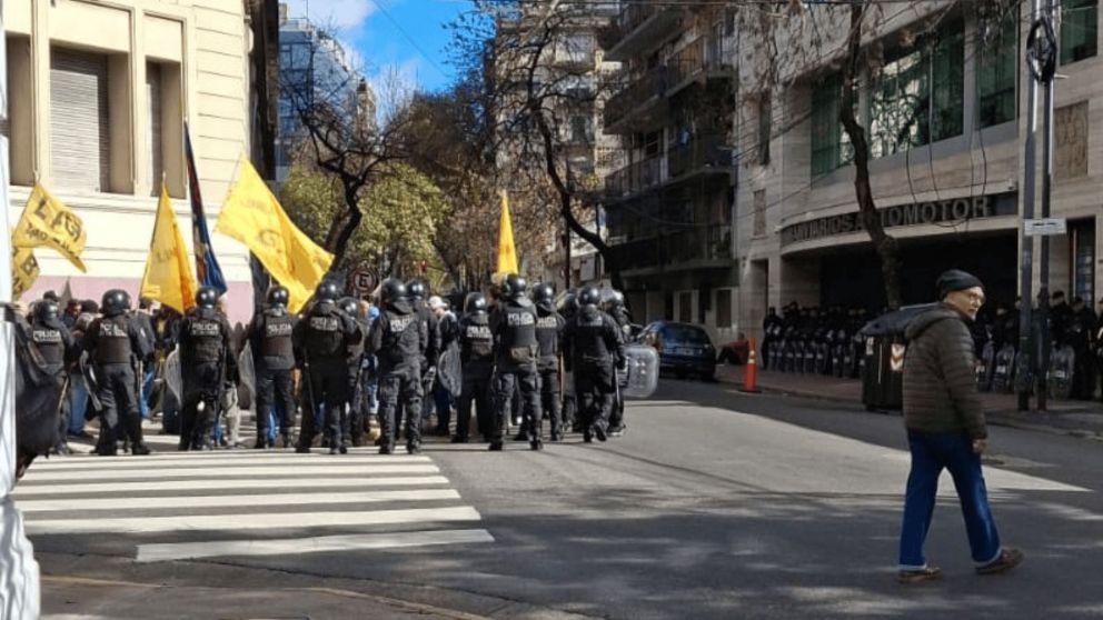 Chores protestan frente a la sede de UTA ante un fuerte operativo policial (X/@jotaleonetti).