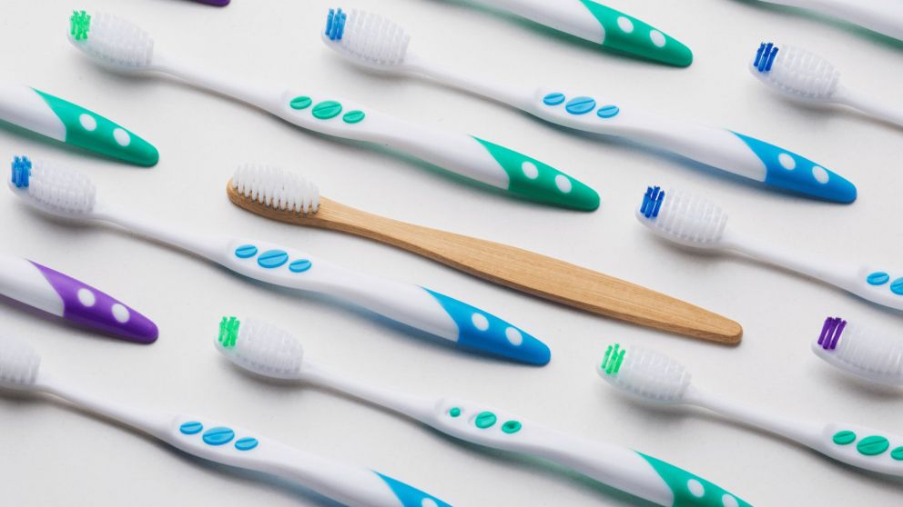 Especialistas recomiendan cambiar el cepillo de dientes regularmente.