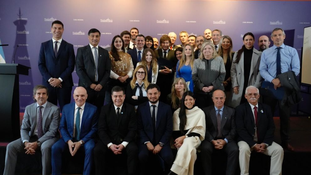 Javier Milei brindó una clase de economía a sus diputados en el Salón Héroes de Malvinas.
