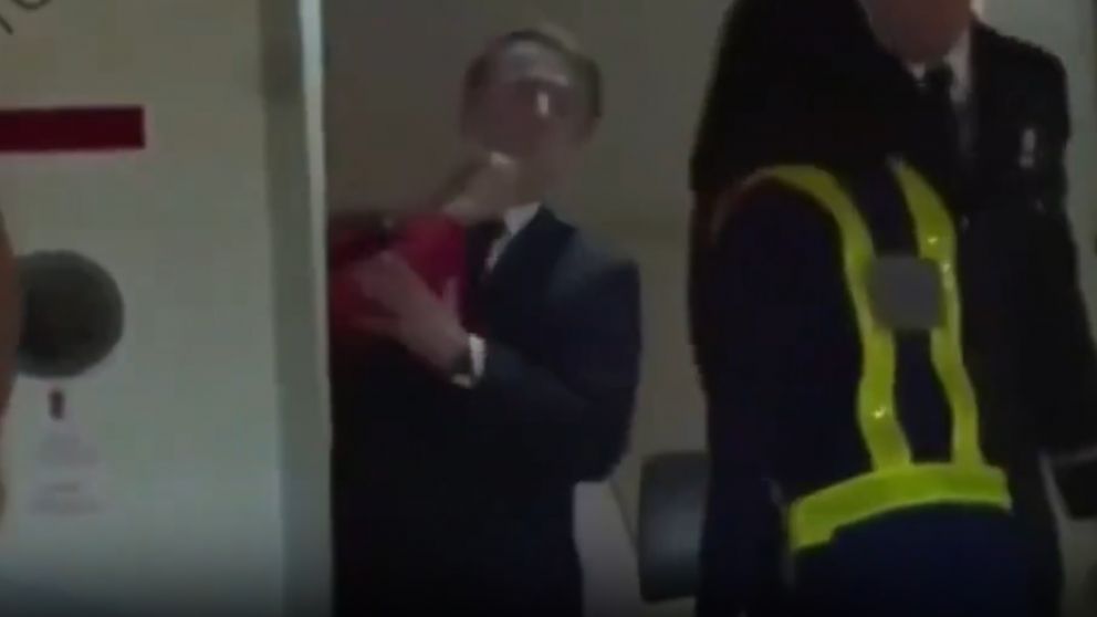El episodio ocurri� cuando Emmanuel Macron y su esposa estaban a punto de descender de un avi�n (Captura de video).