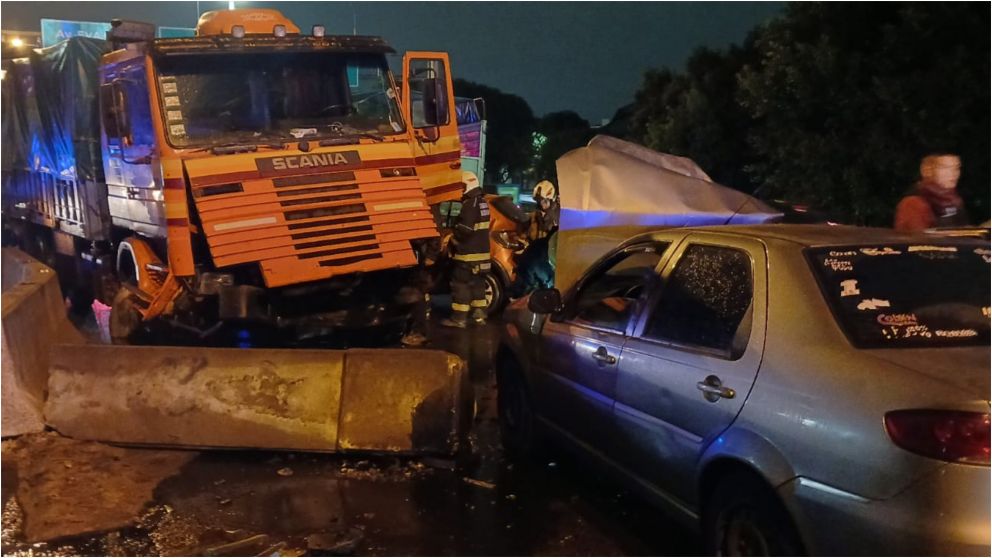 Un camión chocó de frente contra con dos autos en la General Paz (Gentilea Policía de la Ciudad).
