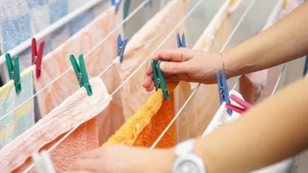 El tender es la herramienta ideal para colgar la ropa mojada y que se seque de manera efectiva.