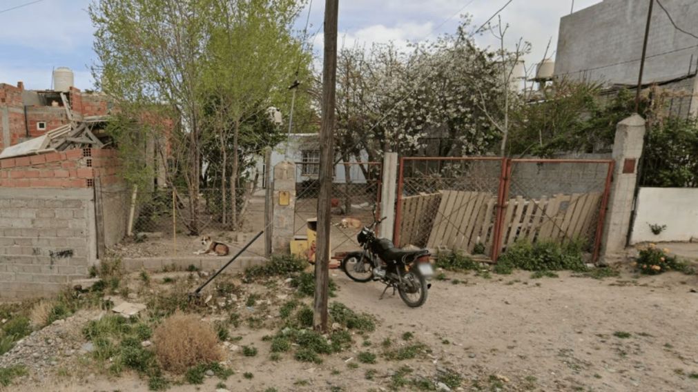 Bartolo Sánchez tuvo que dormir en la calle, acercó el colchón al alambrado de su casa, ubicada en Pellegrini Norte al 600.