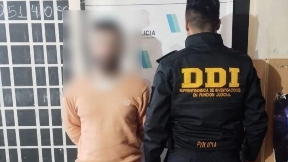 Este es el sospechoso que resultó aprehendido por los investigadores policiales.