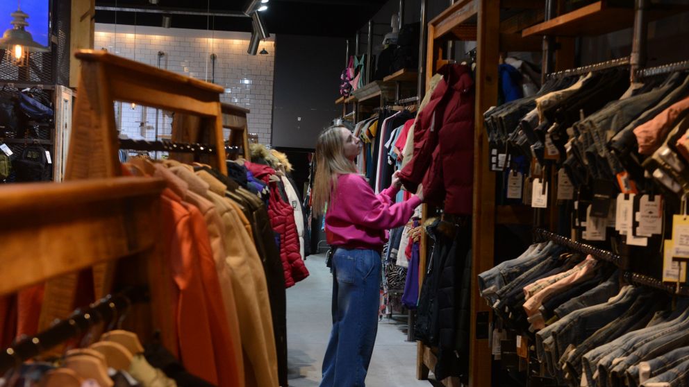 Las camperas son una de las prendas más buscadas con la llegada del frío (Crónica/Hernán Nersesian).