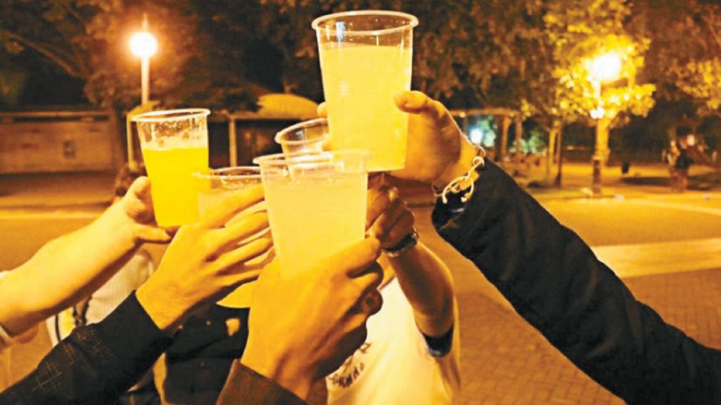 El 77,7% de las chicas probó alcohol antes de los 14 años.