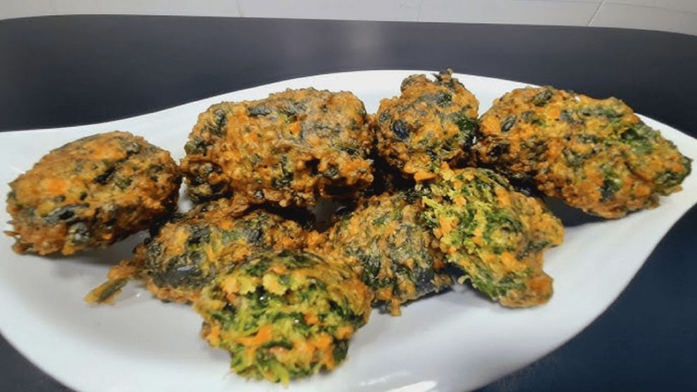 Aprovecha el buen precio de la espinaca: bu�uelos deliciosos como los de la abuela.