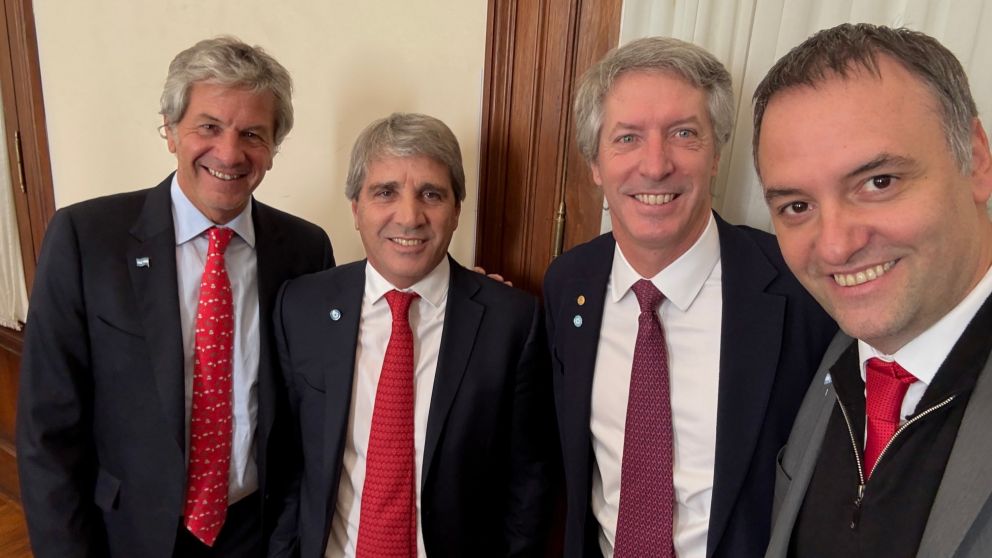 Luis Caputo y Manuel Adorni presentaron las medidas para fomentar el uso de dólares sin declarar.