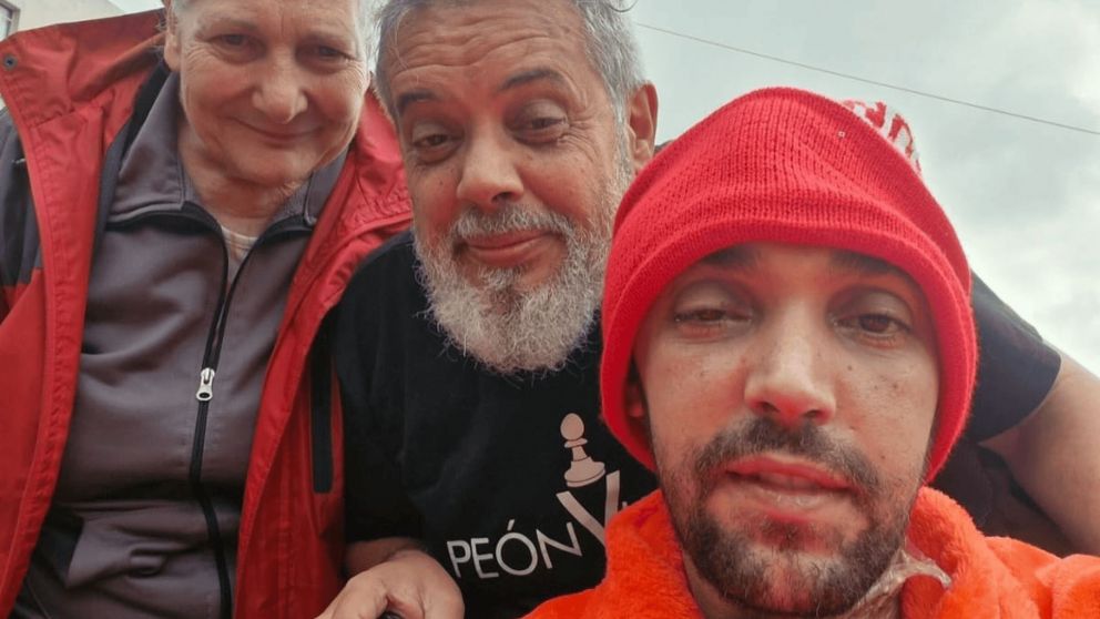Fabián Grillo, detrás de su hijo durante una visita (Archivo).