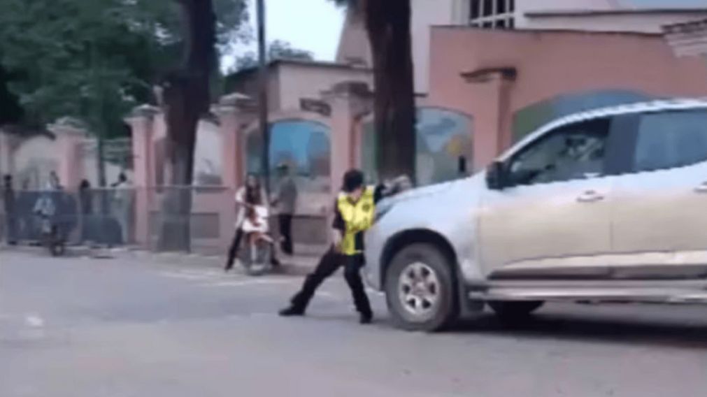 EL HECHO OCURRIÓ EN LA PUERTA DE UNA ESCUELA DE TARTAGAL, SALTA.
