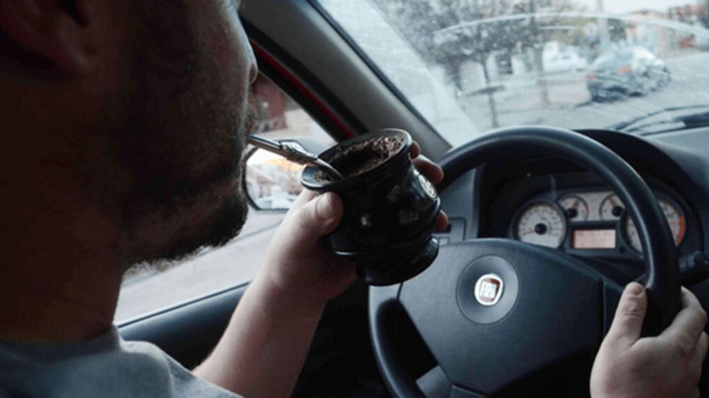 Dos provincias aplicarán sanciones para quienes conduzcan tomando mate.