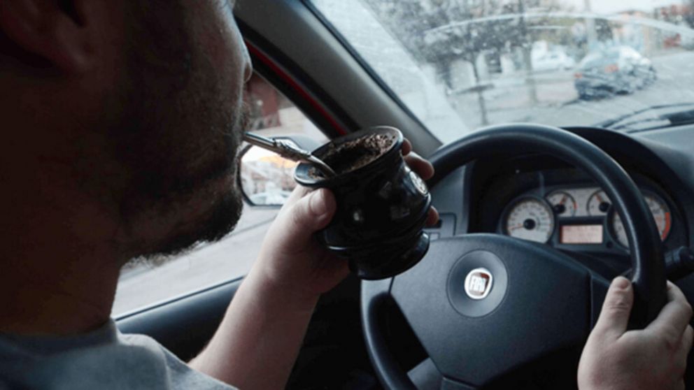 Dos provincias aplicarán sanciones para quienes conduzcan tomando mate.